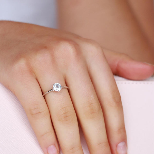 Aquamarine Ring set in 9K White Gold
